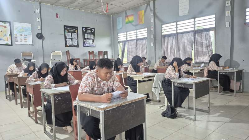Ujian Hari Keempat di SMAN 2 Tembilahan Tetap Berjalan Meski Diguyur Hujan