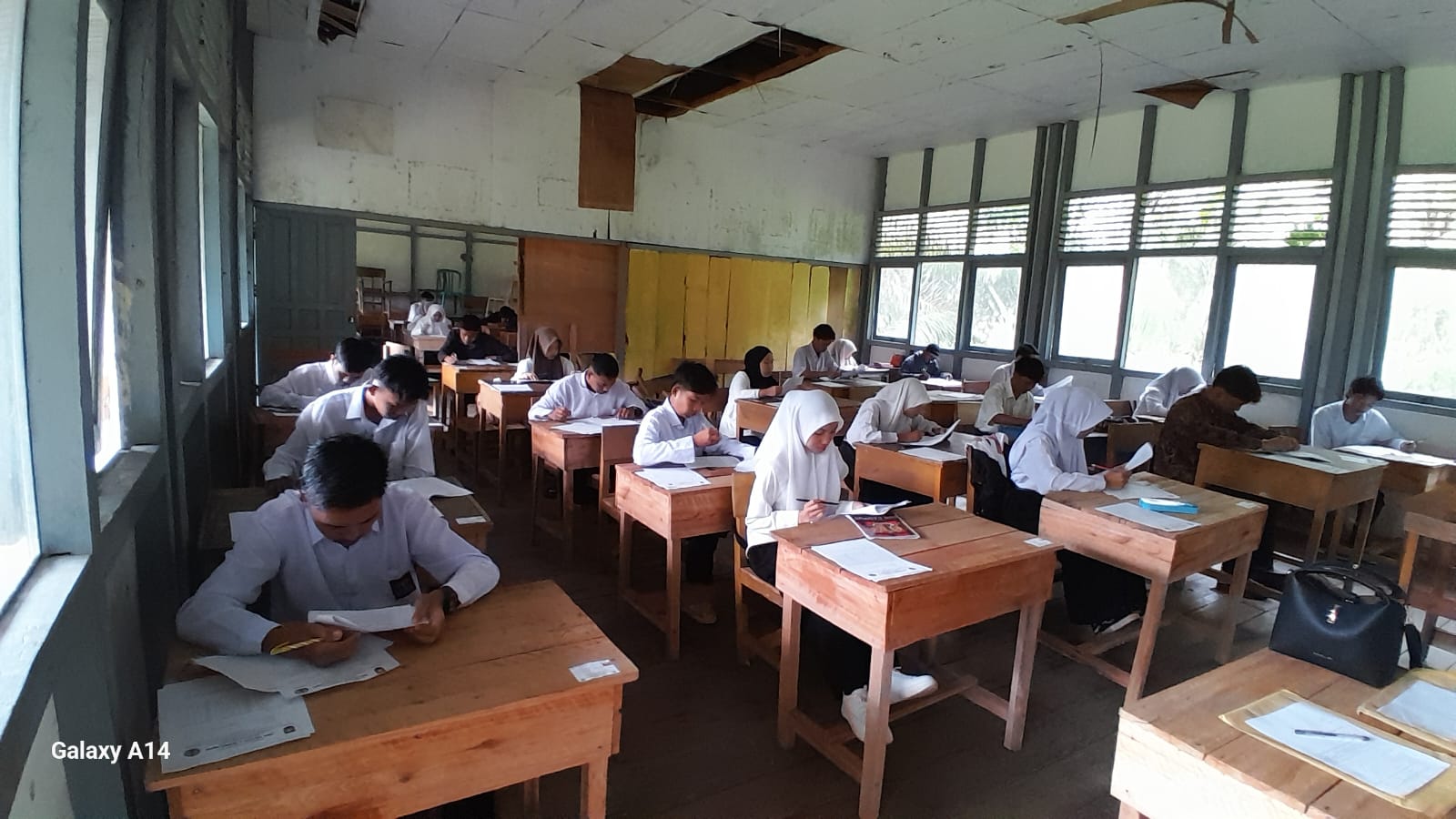 Semangat Tak Padam, Siswa Kelas 12 SMAN 2 Tembilahan Terbuka (Smater) Sejahtera di Desa Sungai Junjangan Jalani Ujian Akhir